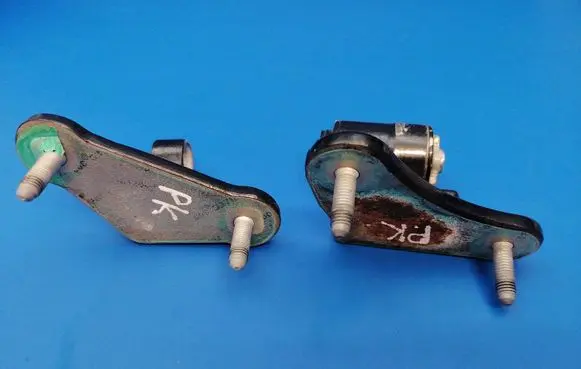 Mercedes-Benz C W204 Front door lower hinge 