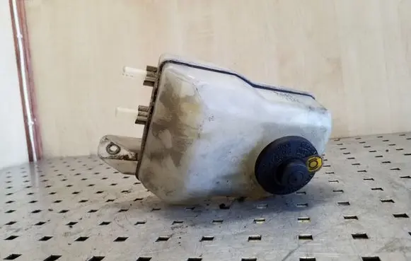 Toyota Prius (XW20) Brake fluid reservoir 13231140120