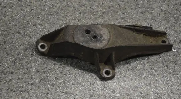 BMW 5 E39 Engine mounting bracket 1096079
