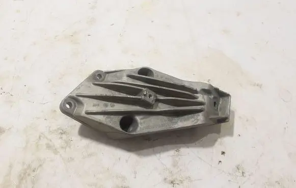 Engine mounting bracket