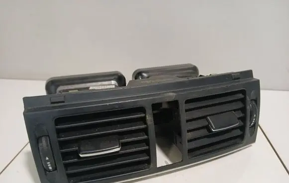 Mercedes-Benz C W204 Dash center air vent grill A2048303954