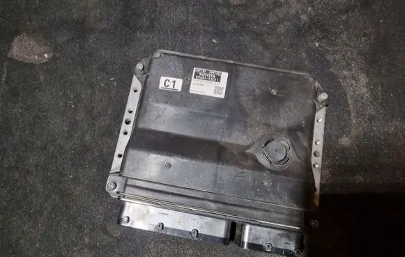 Mazda 3 I Engine control unit/module LFL818881B