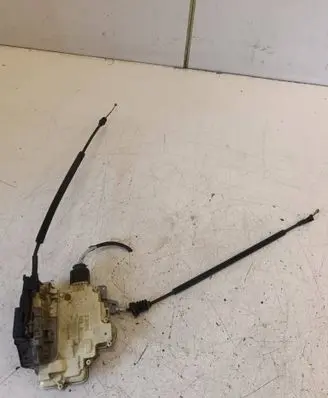 Volkswagen PASSAT B6 Rear door lock 3C4839015A