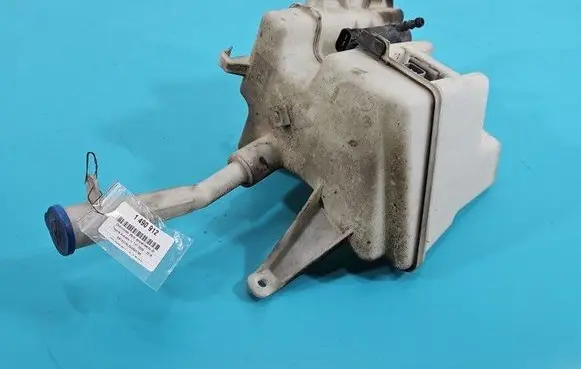 Windshield washer fluid reservoir/tank