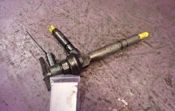 Opel Astra H Fuel injector 