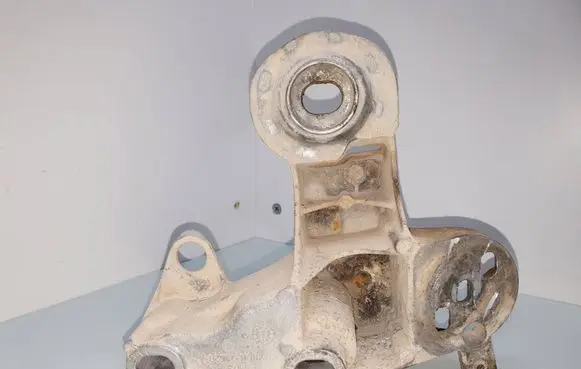 Volkswagen PASSAT B5.5 Engine mounting bracket 4B0199352B