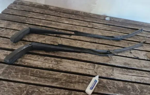 Volvo S80 Front wiper blade arm