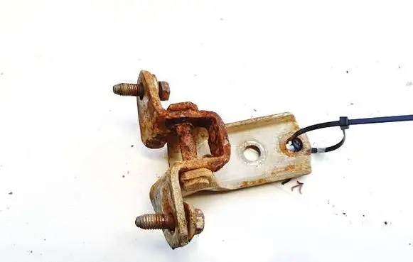 Mitsubishi Endeavor Rear door lower hinge