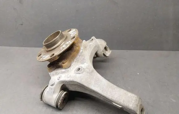 Rear wheel hub spindle/knuckle