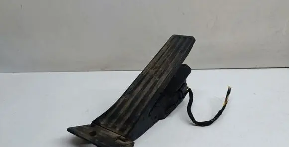 Accelerator throttle pedal