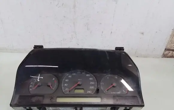 Volvo S70 V70 V70 XC Speedometer (instrument cluster) 9451530