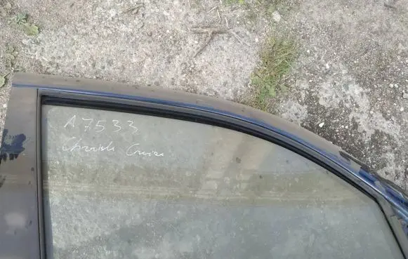 Chrysler PT Cruiser Front door window glass four-door 