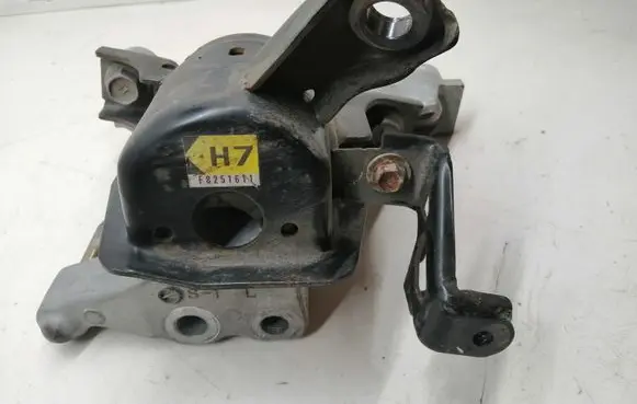 Lexus IS III XE30 Engine mount bracket F8251611