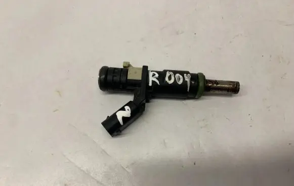 Mercedes-Benz S W221 Fuel injector A2720780249