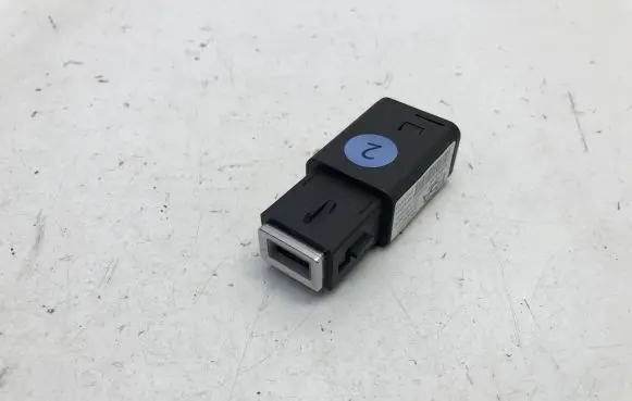 Opel Mokka B USB socket connector 9824334377
