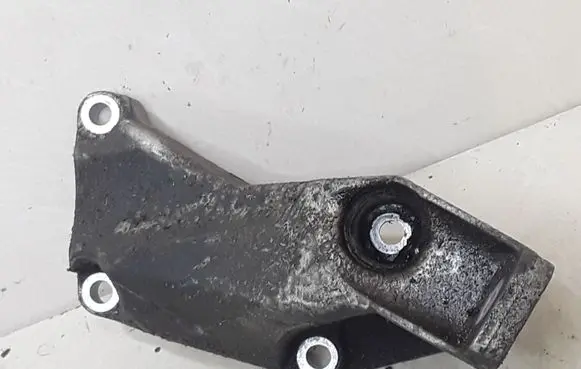 Volkswagen PASSAT B5.5 Engine mounting bracket 8D0199307P