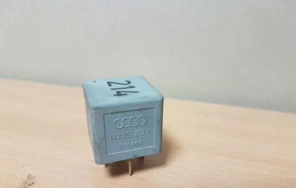 Volkswagen PASSAT B5 Other relay 443951253K