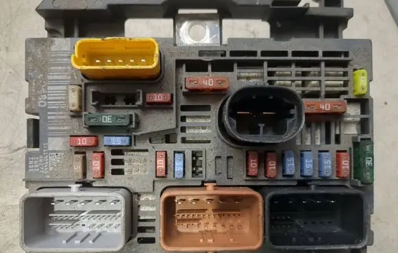 Peugeot 308 Fuse module 9666700480
