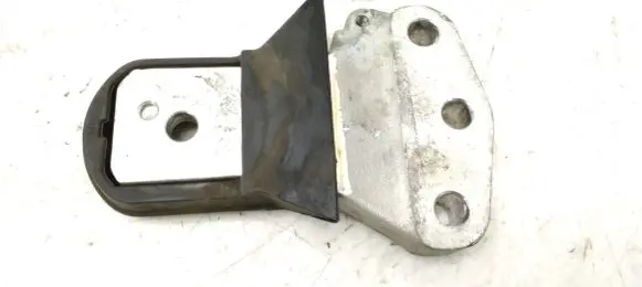 Suzuki SX4 S-Cross Engine mount bracket