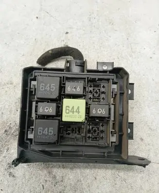 Volkswagen Touareg II Relay mounting block 7P0937211A