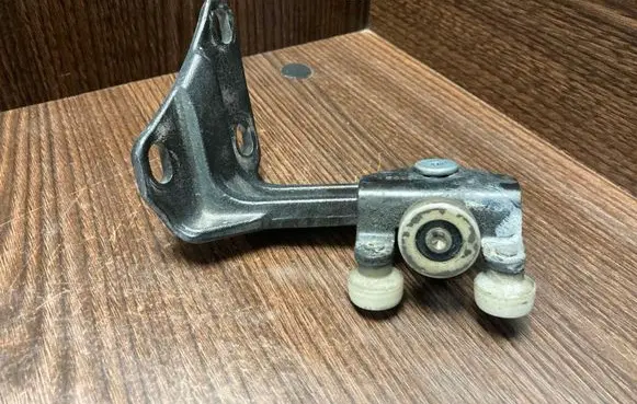Mercedes-Benz Sprinter W906 Sliding door upper roller guide/hinge 9067600147