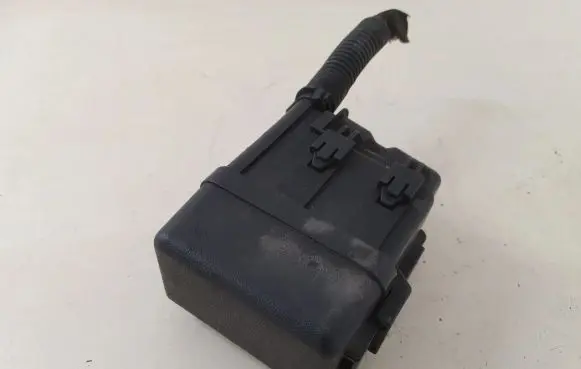 Toyota Avensis T270 Fuse module 9008087019