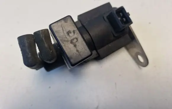 Audi A8 S8 D2 4D Turbo solenoid valve 057906630