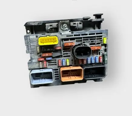 Peugeot 3008 I Fuse module 9667044980