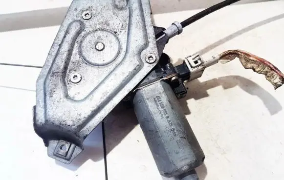 Renault Espace III Front door window regulator motor 0130821737