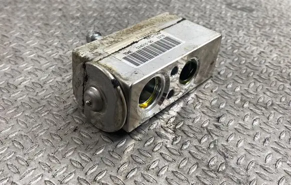 Renault Trafic III (X82) Air conditioning (A/C) expansion valve 52401090