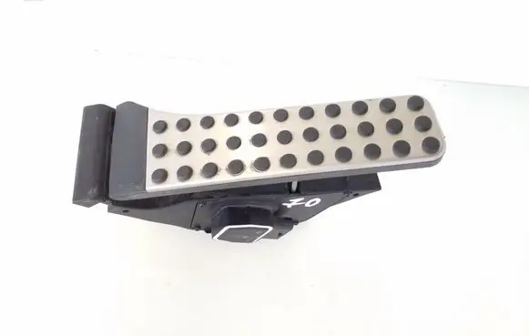 Mercedes-Benz E C207 W207 Accelerator throttle pedal A2043000204