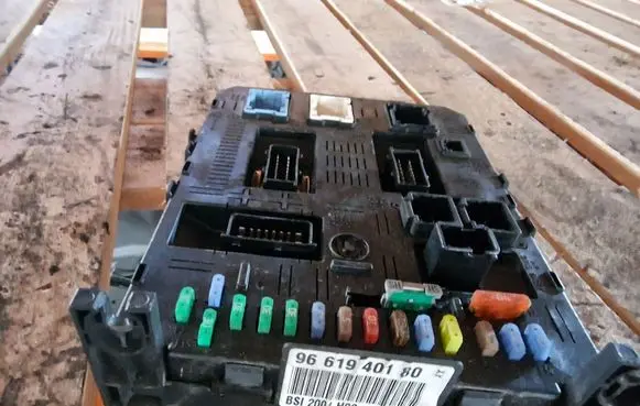 Citroen C4 I Fuse module 9661940180