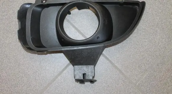 Mazda MPV II LW Front bumper lower grill LD4850C21