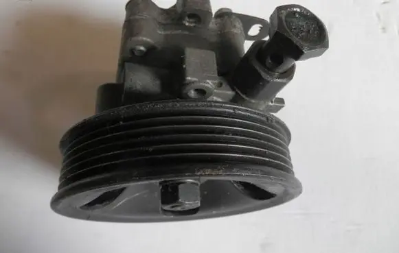 KIA Carens III Power steering pump mounting bracket 