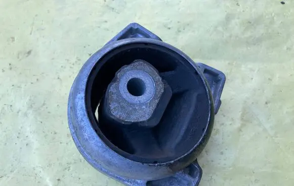 Mercedes-Benz A W169 Engine mount bracket A1692400618