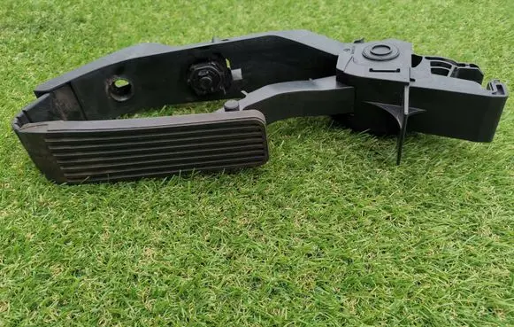 Mercedes-Benz C W203 Accelerator throttle pedal A2113000804