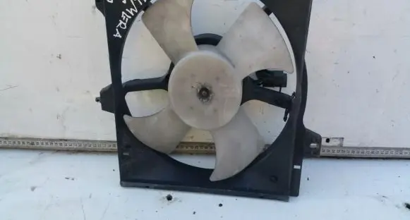 Radiator cooling fan shroud