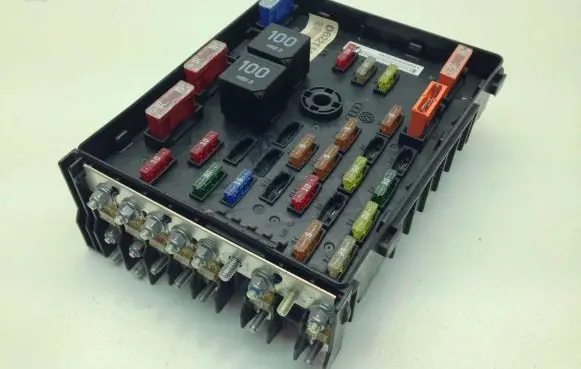 Volkswagen PASSAT CC Fuse module 3C0937125