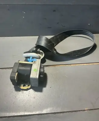 Volkswagen Golf IV Front seatbelt 00064684