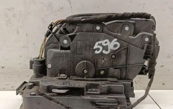 BMW 2 F46 Front door lock 7281936