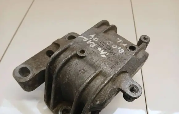 Volkswagen Touran I Engine mount bracket 1K0199262