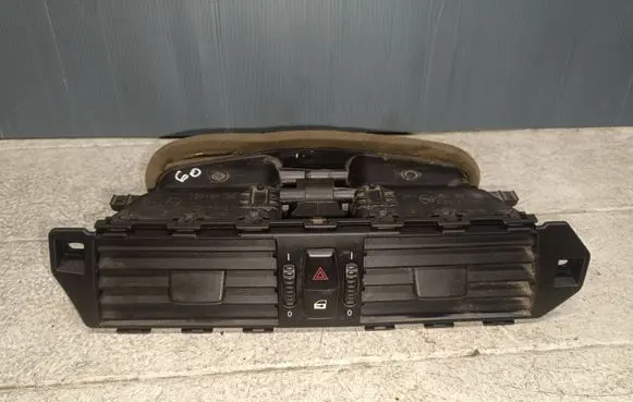 BMW 5 E60 E61 Dash center air vent grill 6910734