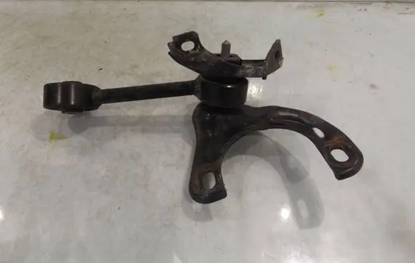 Alfa Romeo 147 Engine mounting bracket