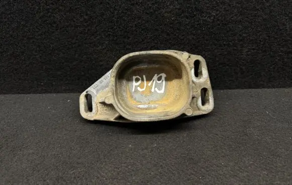 Volkswagen PASSAT B5.5 Engine mounting bracket 8D0199335Q