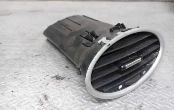 Ford Focus Dash center air vent grill 4M51A014L21AD