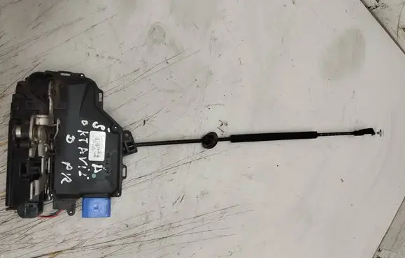 Skoda Octavia Mk2 (1Z) Front door lock PA66309 A00468 3D133016AC