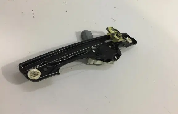 Rear window lifting mechanism without motor