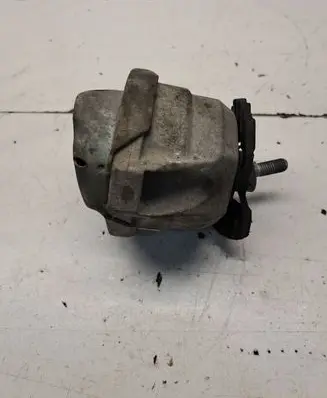 BMW 5 E60 E61 Engine mount bracket 6761089 676108904
