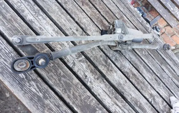 Mazda 3 I Front wiper linkage and motor