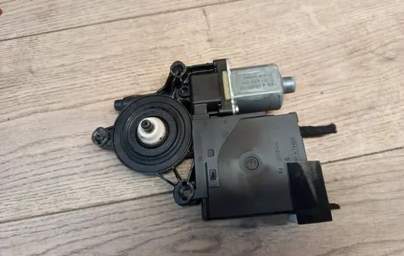Volkswagen PASSAT B6 Front door window regulator motor F005S00349 1K0959792P 974630107